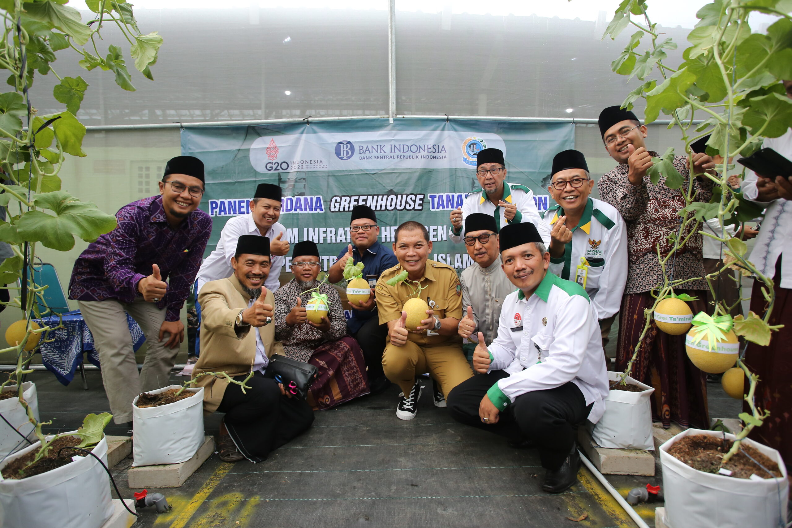 Mengusung Konsep Urban Farming Infratani, HEBITREN Solo Raya bersama Bank Indonesia Sukses memanen Melon Inthanon di Pondok Pesantren Takmirul Islam