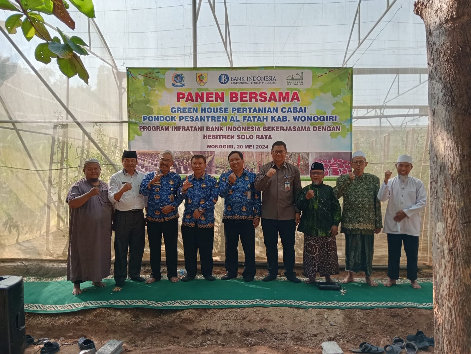 Kepala KPW BI Solo melakukan Panen Bersama Komoditas Cabai di Green House Pondok Pesantren Al-Fatah Wonogiri